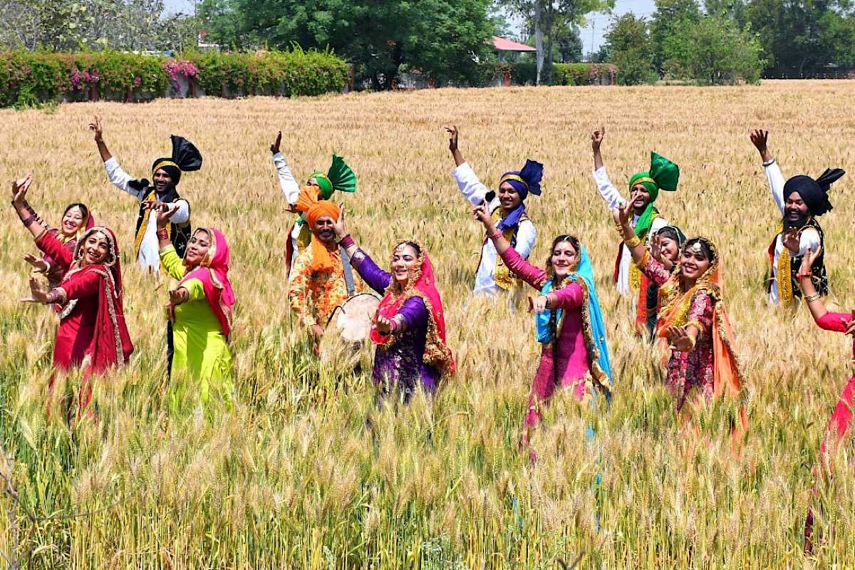 Kashmir tour package from delhi 
