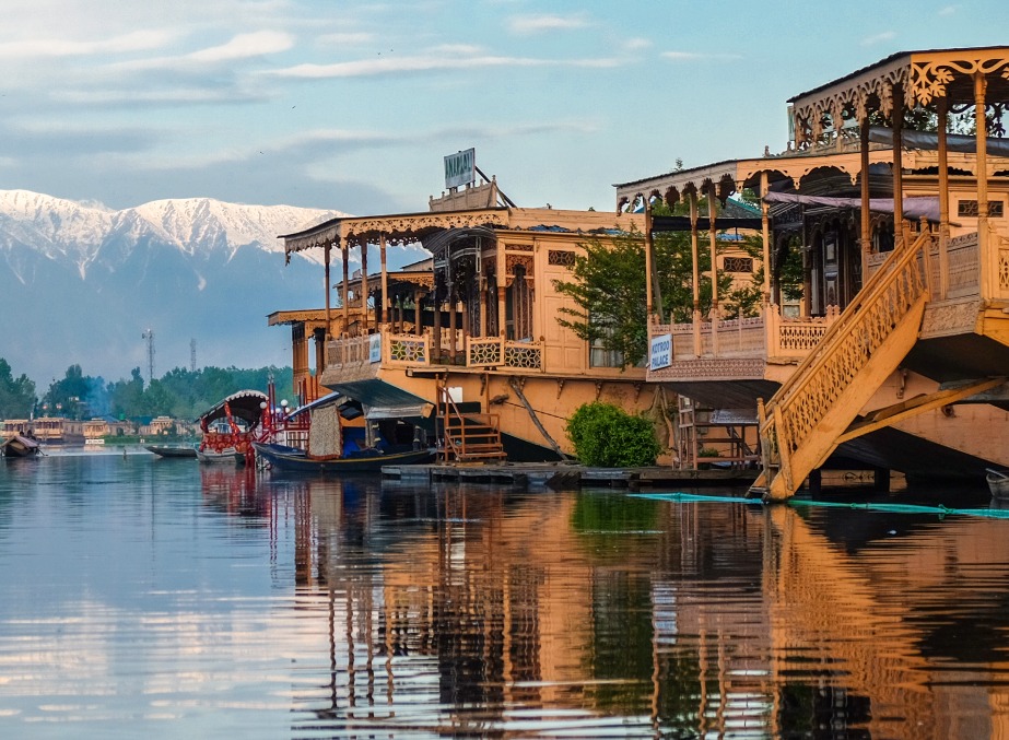 Kashmir tour package from Delhi 